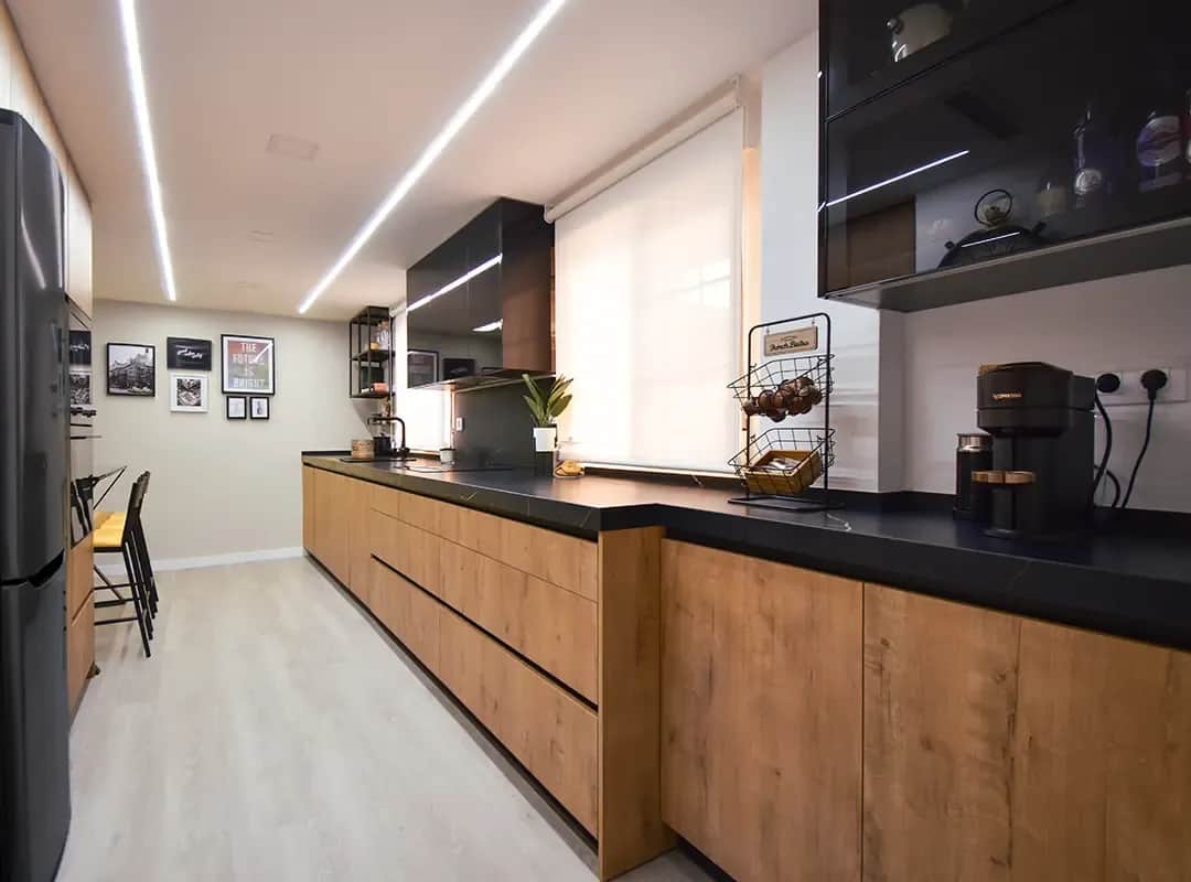 Cocina madera y negra: ¿Cómo lograr un diseño elegante y funcional?